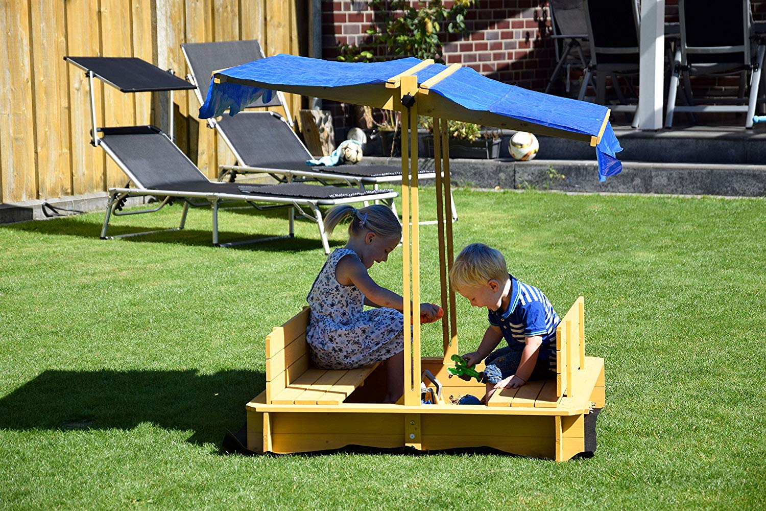 sandkasten mit kindern